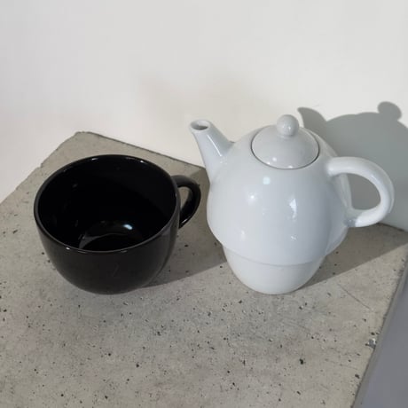 Monochrome Pot