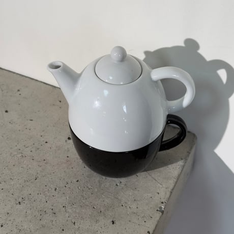 Monochrome Pot