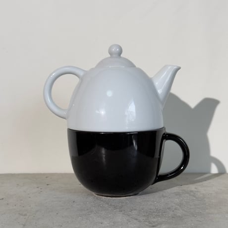 Monochrome Pot