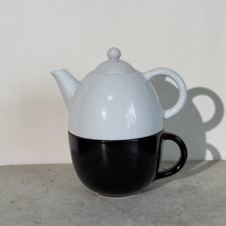 Monochrome Pot