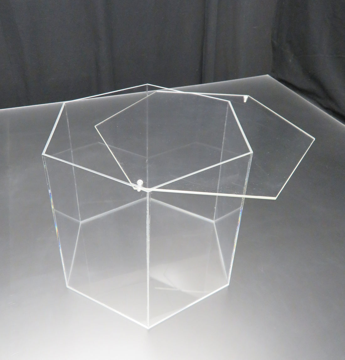 六角形のアクリルケース 一辺15cm 高さ約25cm 透明フタ付 アクリルケージのお店