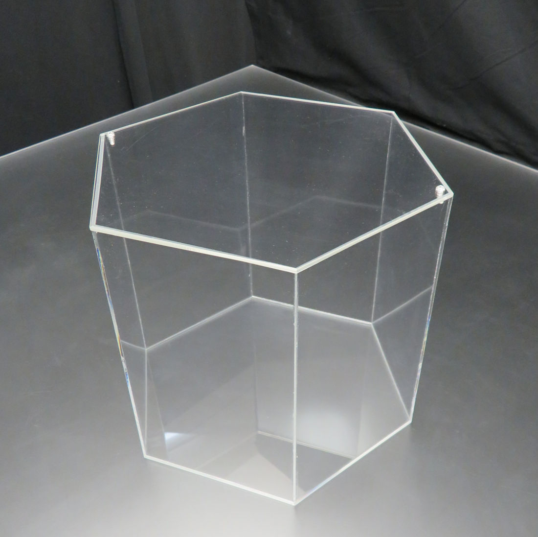 六角形のアクリルケース 一辺15cm 高さ約25cm 透明フタ付 アクリルケージのお店