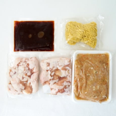 北海道 ピリ辛 牛もつ鍋 （460020） 4人前 江戸屋 牛モツ 400g 鶏つみれ 500g スープ ラーメン付 ユッケジャン 牛シマチョウ 冷凍 ギフト お歳暮
