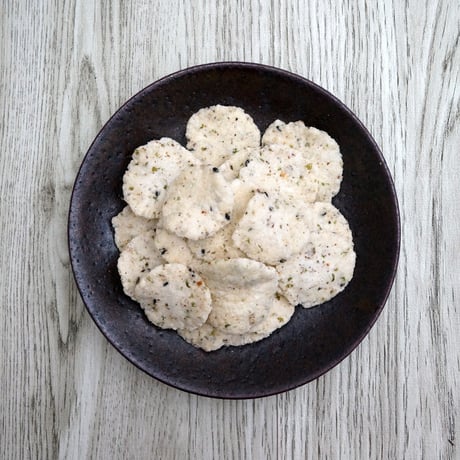黒胡麻いわしせんべい55g（6428）国産いわし×黒ごまの香ばしいサクサク煎餅 カルシウムたっぷり
