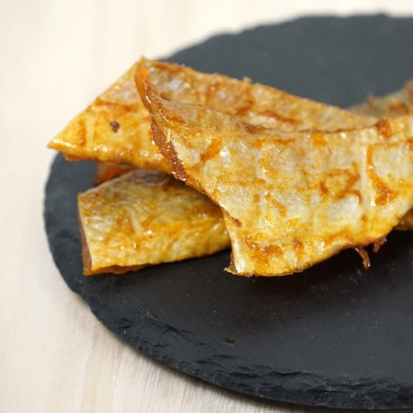【江戸屋】ふぞろい紅鮭とば100g（3711）脂のり抜群の紅鮭を皮つきで干し上げた本格珍味