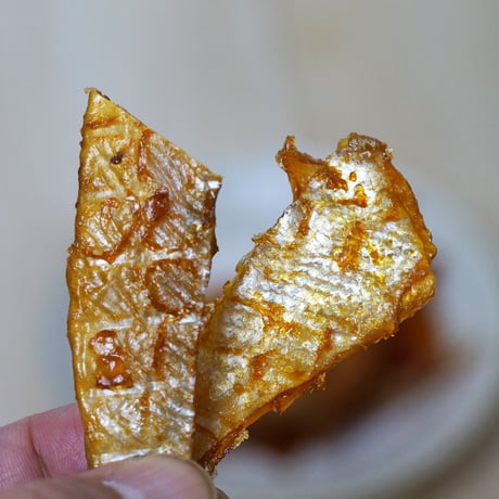 【江戸屋】ふぞろい紅鮭とば100g（3711）脂のり抜群の紅鮭を皮つきで干し上げた本格珍味