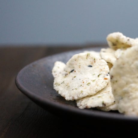 黒胡麻いわしせんべい55g（6428）国産いわし×黒ごまの香ばしいサクサク煎餅 カルシウムたっぷり