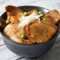 江戸屋のこだわり豚丼の具3食（410120）北海道産豚肉100%使用。ロースとバラの2種肉に甘辛タレと炙りの香ばしさ。帯広の本場の味。