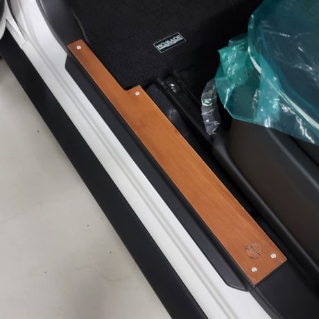 [サイドシルスカッフプレート]   新型ノマド