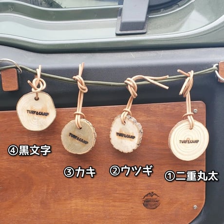 TURF&CAMP ロゴ丸太