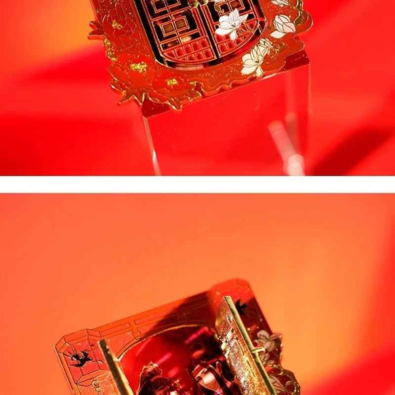 魔道祖師 KAZE 窓付き開閉式金属バッジ(紅葉之盟)【お取り寄せ 魔道祖師 KAZE 窓付き開閉式金属バッジ(紅葉之盟)【お取り寄せ