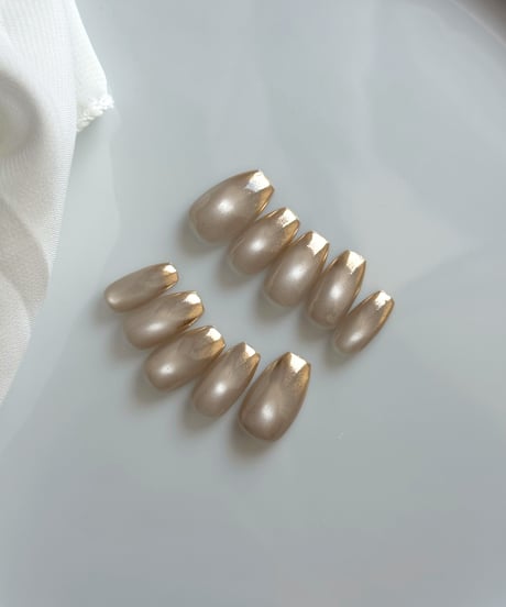 Golden nude