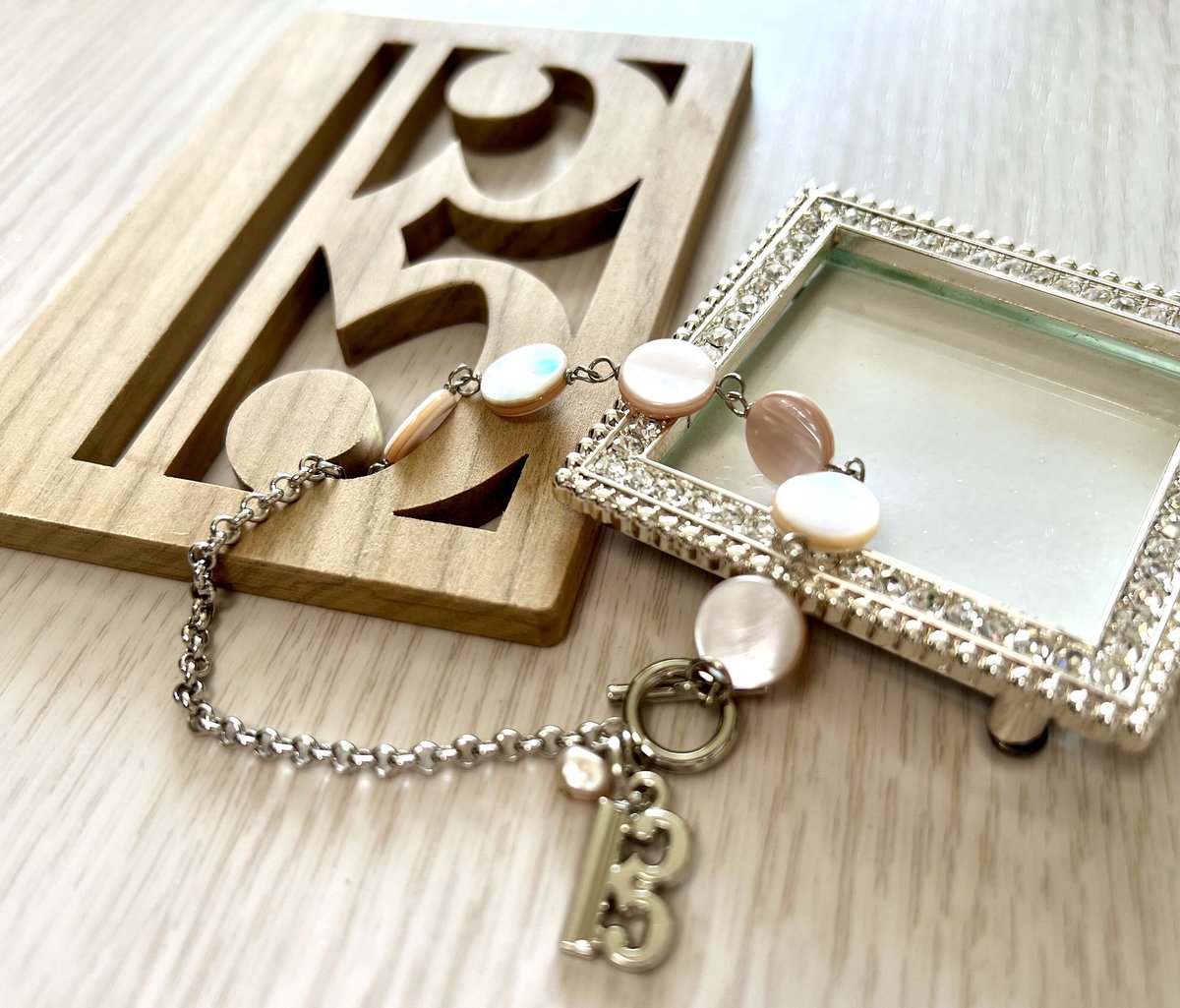 ハ音記号チャーム付蝶貝ブレスレット：Mother of pearl Bracelet with