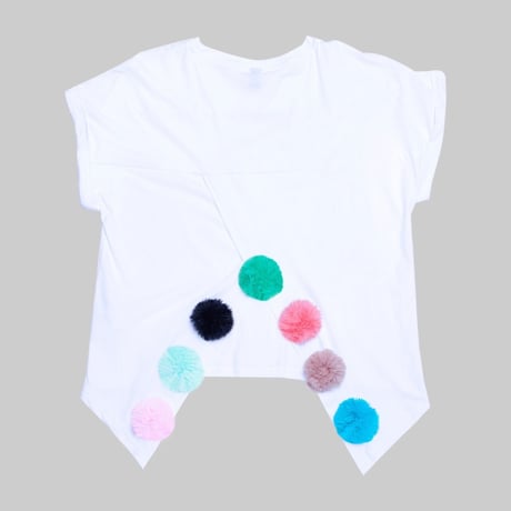 back slit tee w pompom magnetic brooches