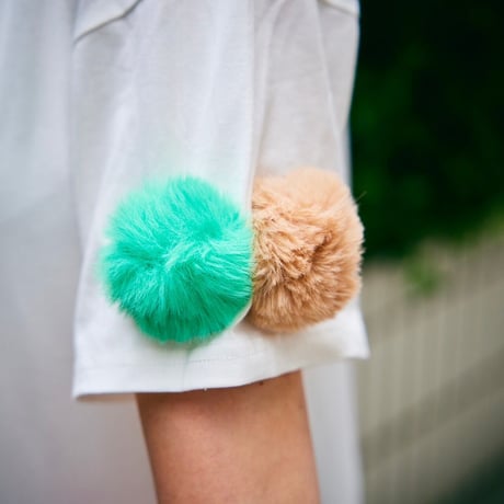 back slit tee w pompom magnetic brooches