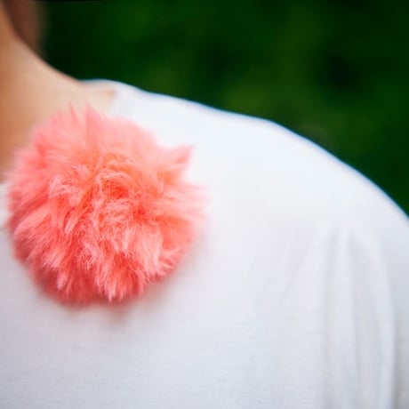 side slits tee w pompom magnetic brooches