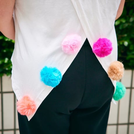 back slit tee w pompom magnetic brooches