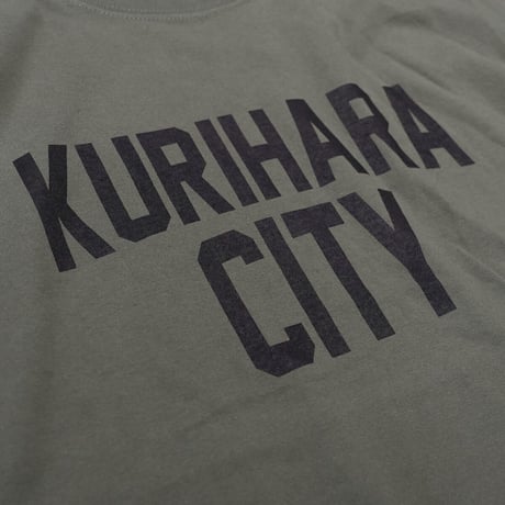 KURIHARA CITY 5.6oz ハイクオリティーTシャツ（ライトオリーブ）