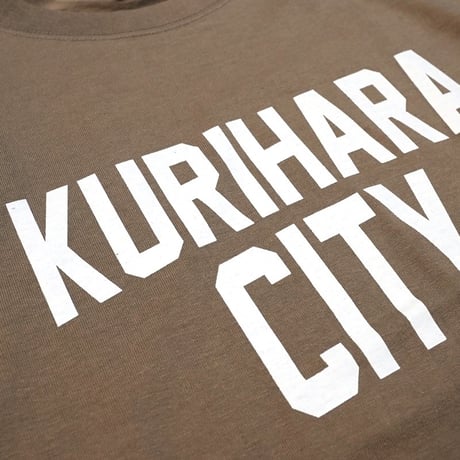 KURIHARA CITY 5.6oz ハイクオリティーTシャツ（サンドカーキ）