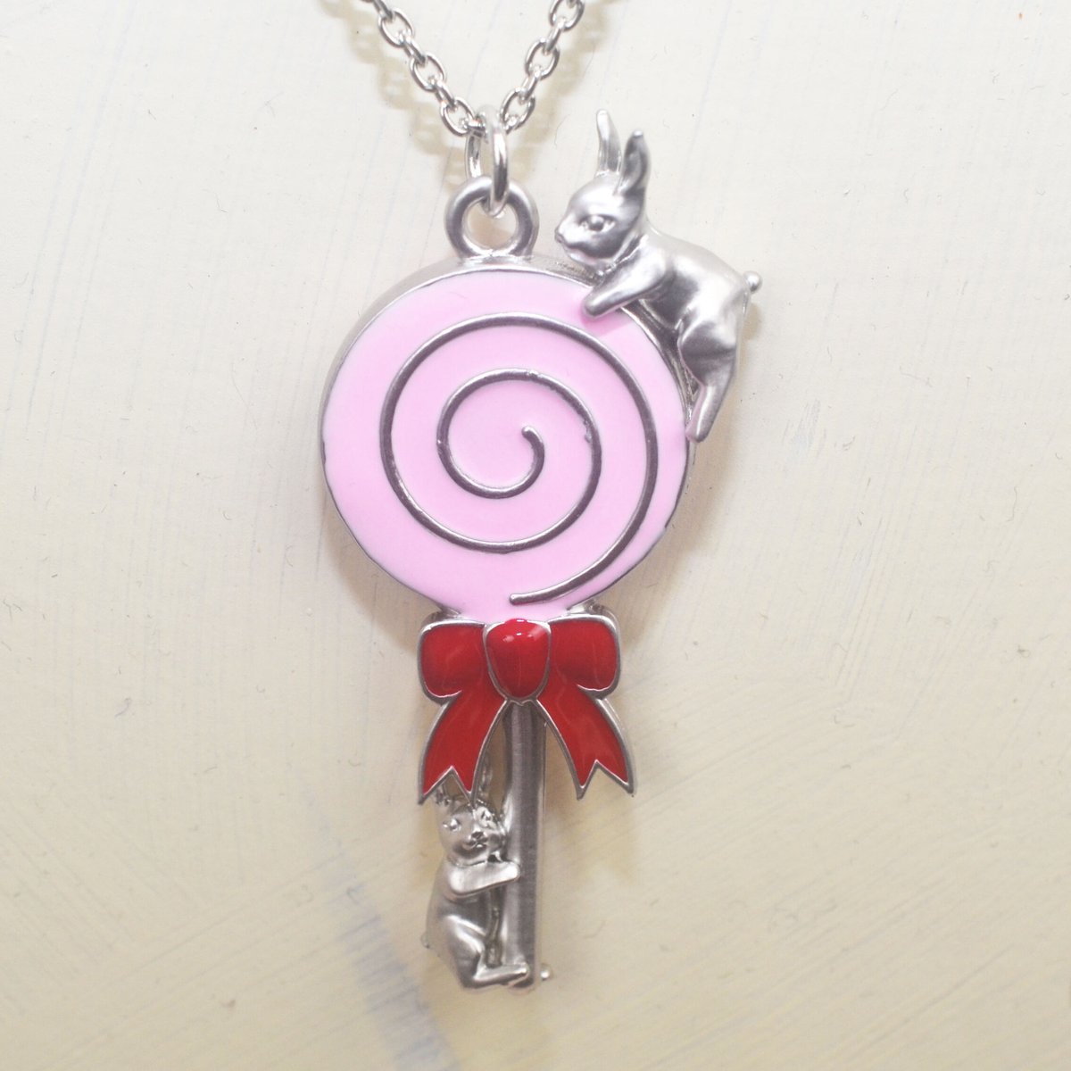 APROSIO&CO 赤いサロペットを着たくまのジャックのネックレス APROSIO&CO 赤いサロペットを着たくまのジャックのネックレス アクセサリー