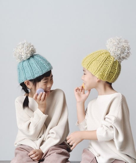 Plump Pompom ムース（color 黄はだ色）　選べるポンポンのニット帽　キッズサイズ