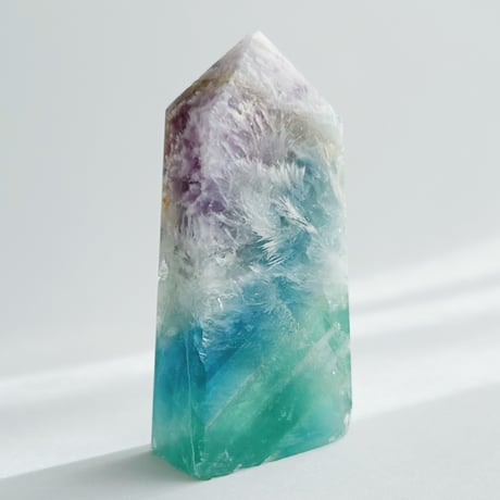 エンジェルフェザーフローライト シェルカービング お皿 エンジェルフェザーフローライトの板状スライス 328g - cute stone -