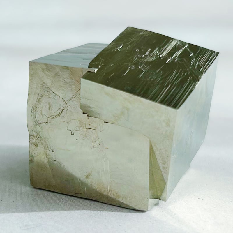 天然石　高品質　パイライト　ぷっくりハート　キューブジオード台座付No.1247 天然石 高品質 パイライト ぷっくりハート キューブジオード台座付No