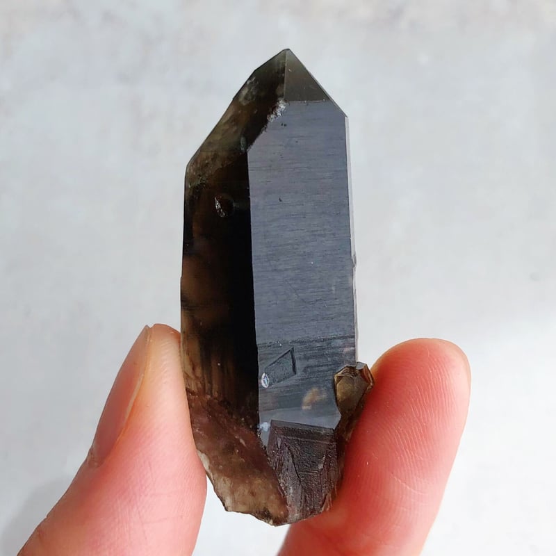 トライゴーニック ✨ 虹入り　モリオン　黒水晶　原石　ラフストーン モリオン（黒水晶）原石《62mm/100g》チベット産