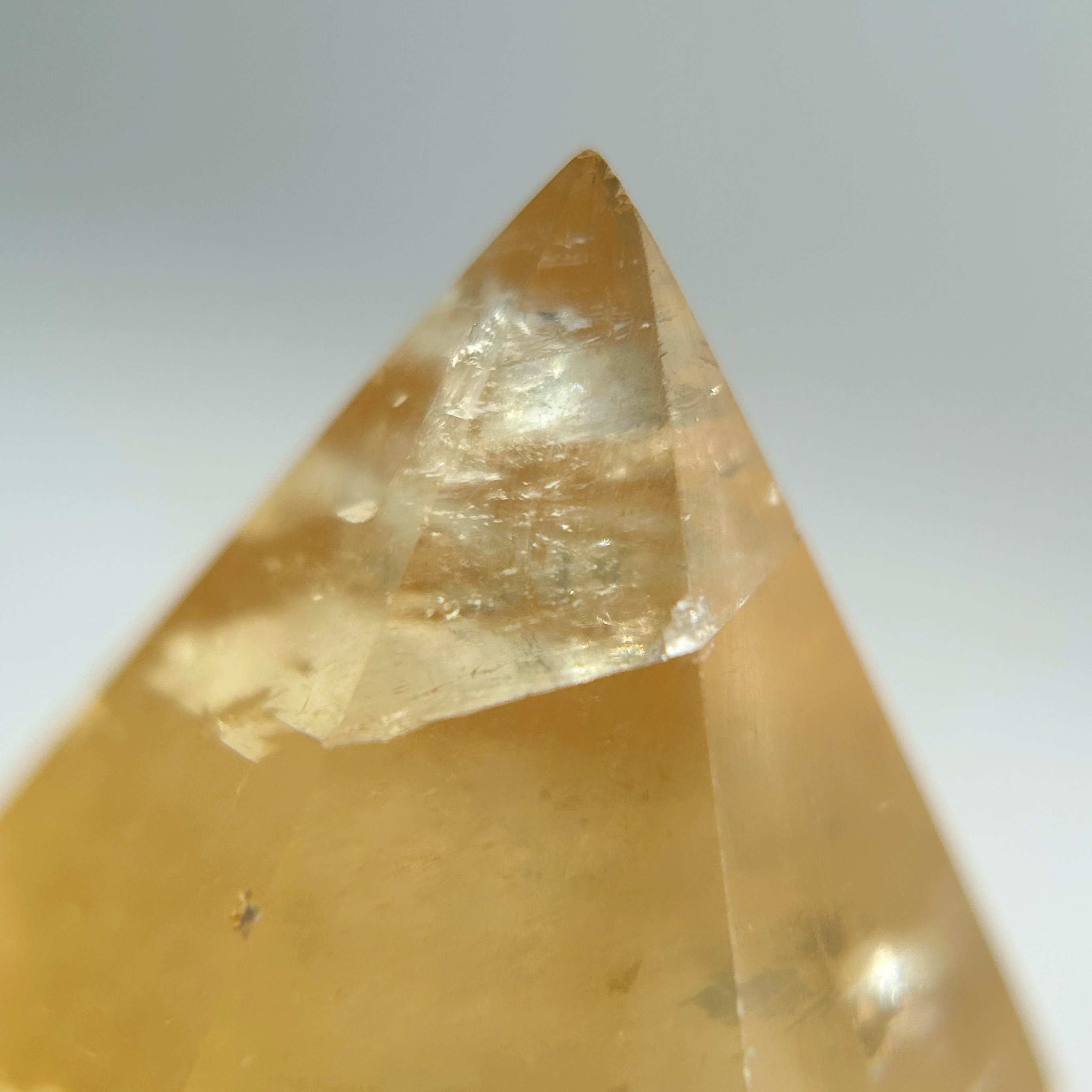 虹入り】ゴールデンカルサイト/ハニーカルサイト | NEROLI CRYSTAL