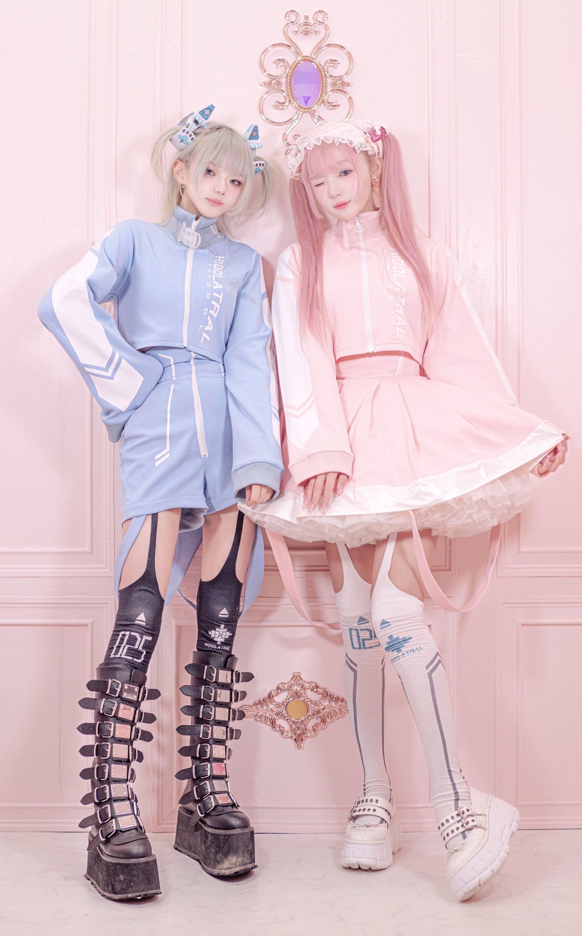 サイバーニーハイブーツソックス》C(白×水色ライン