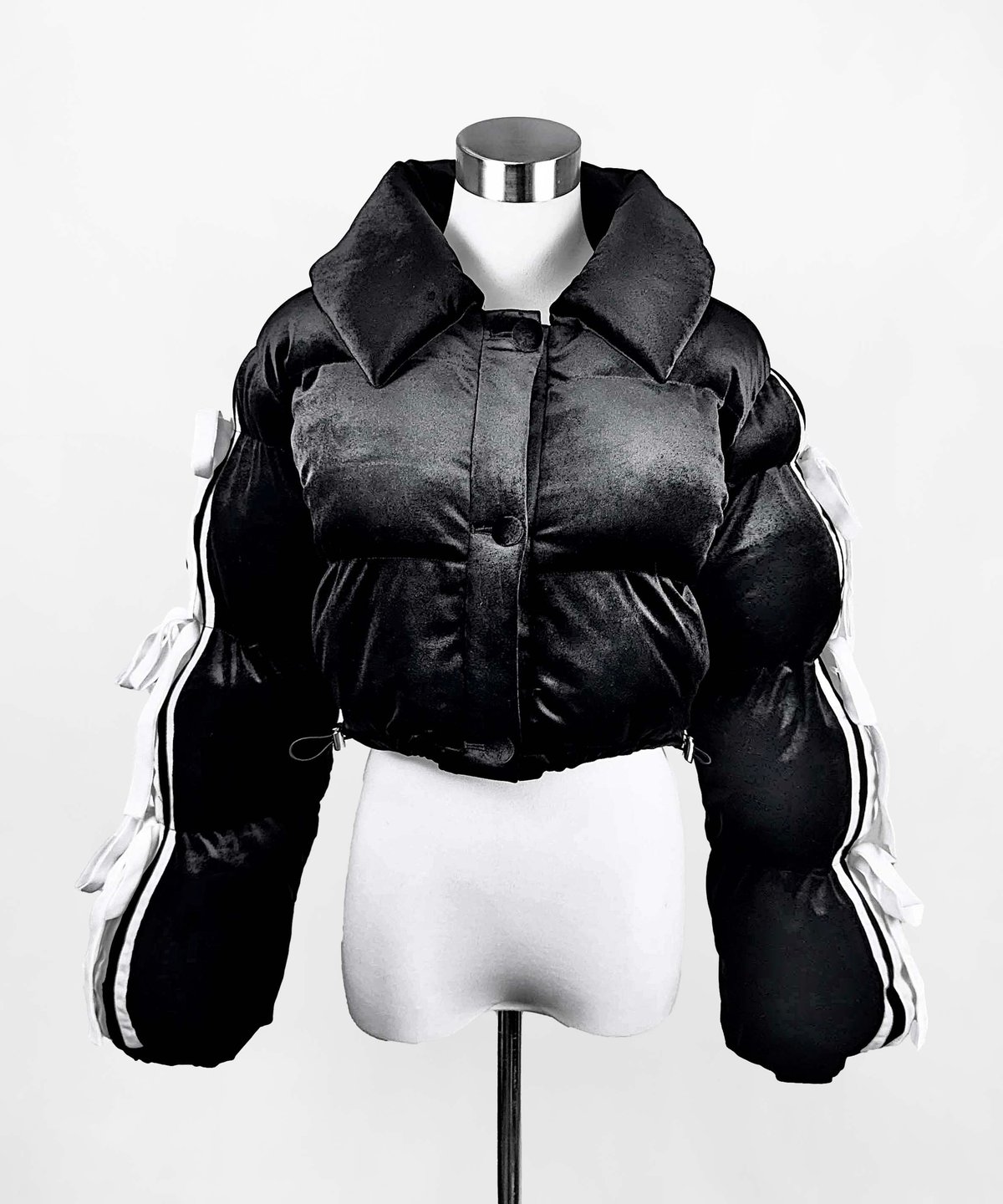 BLACK and WHITE ダウンセットアップ リボンダウンセットアップ》トップス BLACK | HIDOLATRAL THEODOL