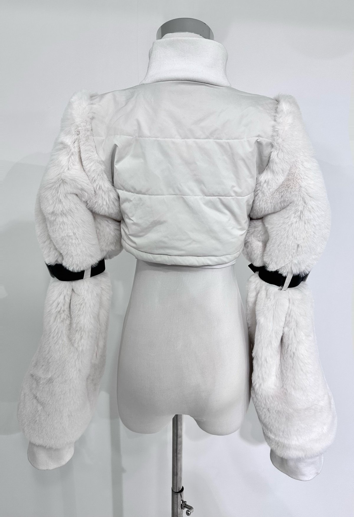 HIDOLATRAL THEODOL オオカミファーコート WHITE オオカミファーコート》WHITE | HIDOLATRAL THEODOL