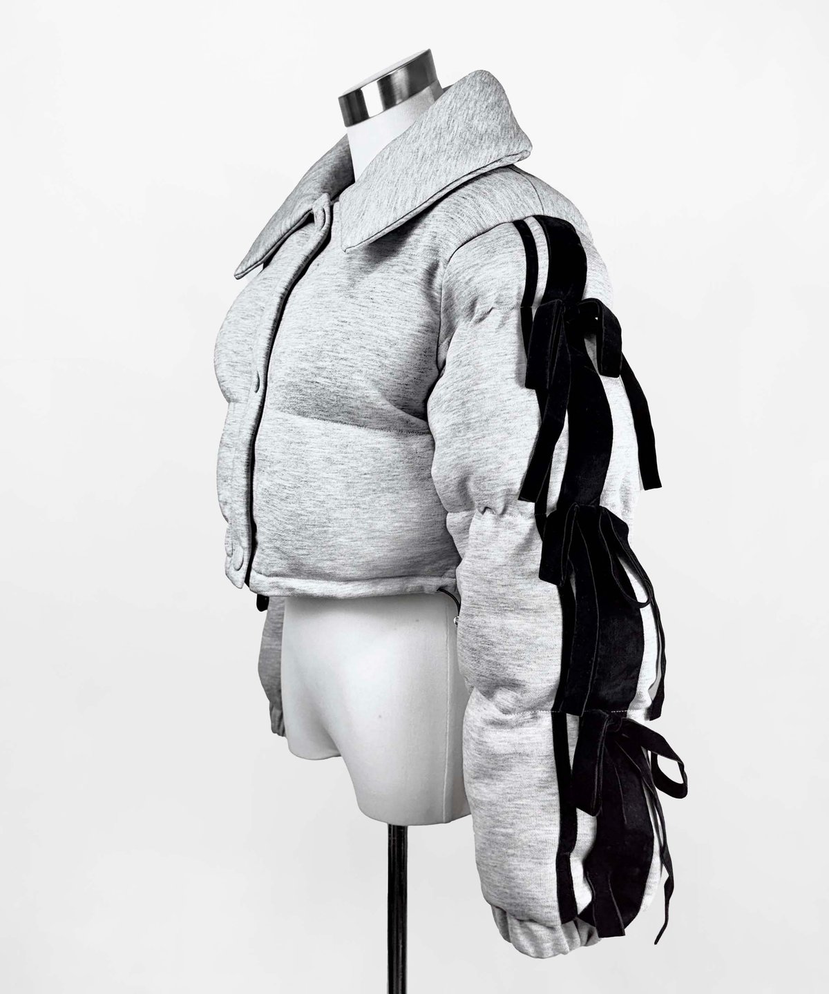 BLACK and WHITE ダウンセットアップ リボンダウンセットアップ》トップス GRAY | HIDOLATRAL THEODOL