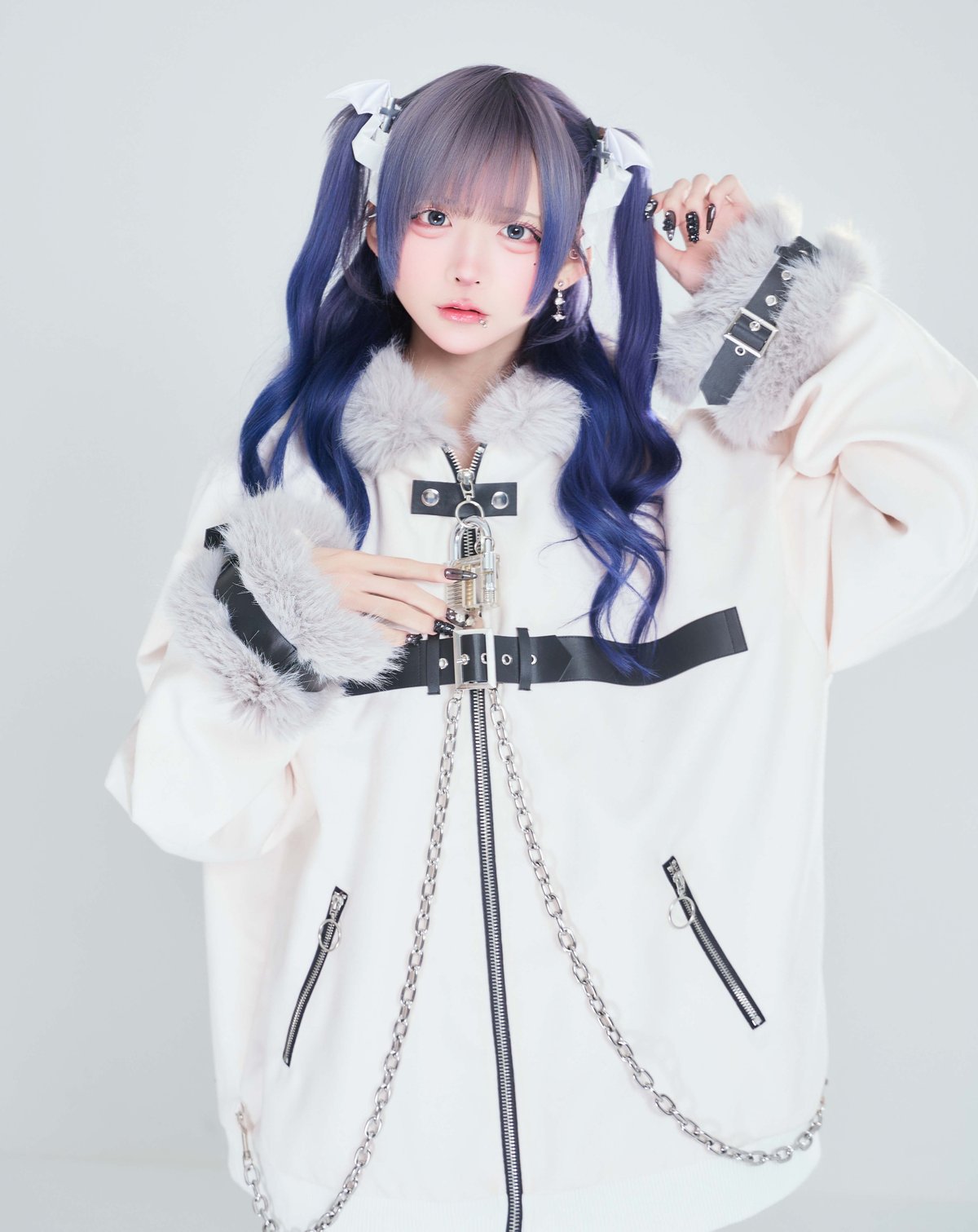 オオカミファーコート》WHITE | HIDOLATRAL THEODOL