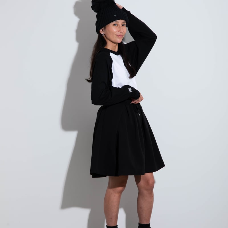 黒t。ロングポロシャツ。白フレア。バラクラバ バイカラーポロワンピース – Maison de Lyla