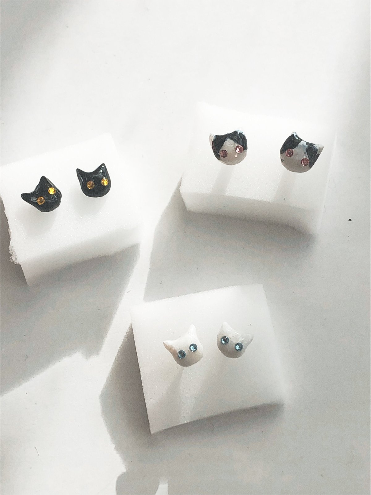 New】邪魔にならないハチワレねこさんのピアス | Lienu〜リアンユー〜