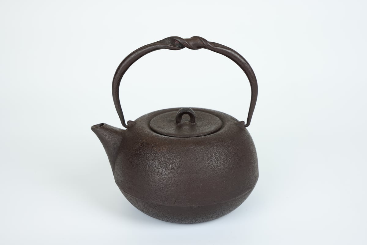 砂鉄小瓶・大 肌 0.7リットル（茶こし付） | 虎山工房