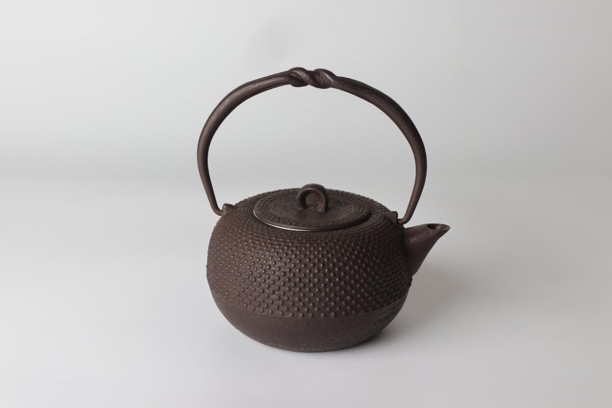 砂鉄小瓶・小 アラレ 0.5リットル（茶こし付） | 虎山工房