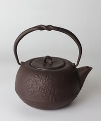 砂鉄小瓶・大　牡丹 0.7リットル（茶こし付）