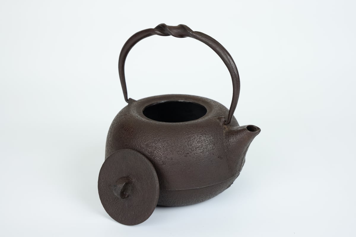 砂鉄小瓶・大 肌 0.7リットル（茶こし付） | 虎山工房
