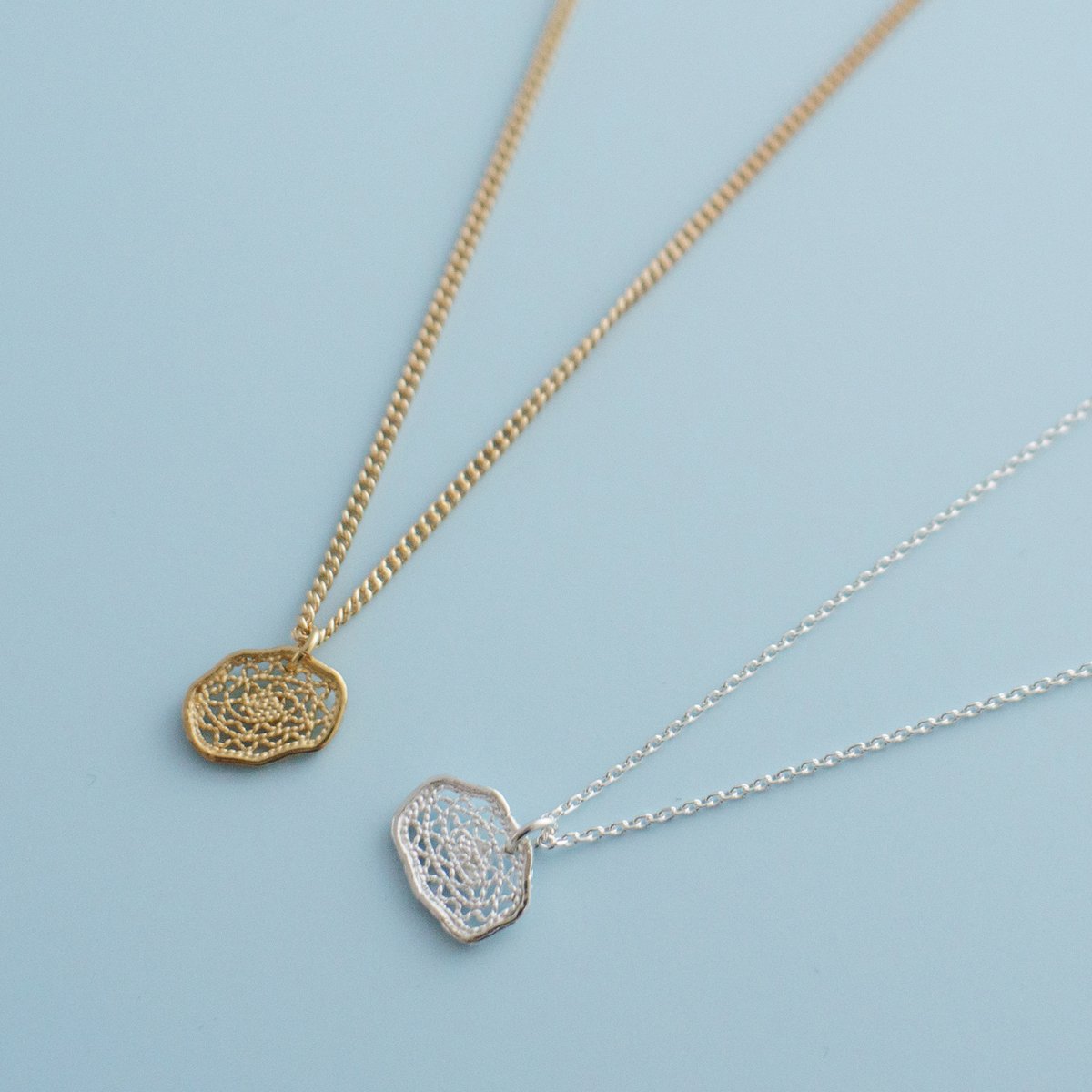 古い　ペンダント　真鍮？　金銅　北斗七星◆金属製彫刻カーブ角 古い ペンダント 真鍮？ 金銅 北斗七星◇金属製彫刻カーブ角