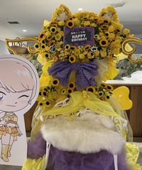 モチーフのベンチ付きスタンド花 | サカイフラワースタジオ