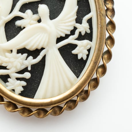 France / England｜celluloid brooch