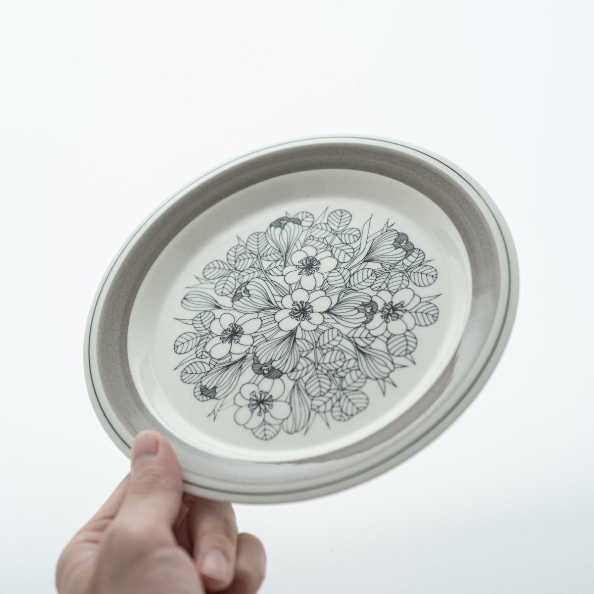 Arabia｜Krokus｜plate φ20cm｜grey rim | lumikka shop