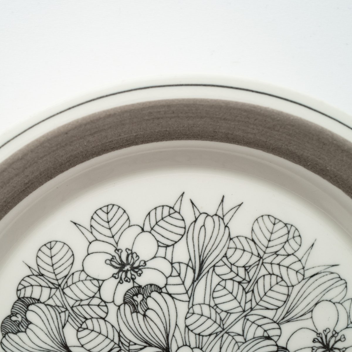 Arabia｜Krokus｜plate φ20cm｜grey rim | lumikka shop