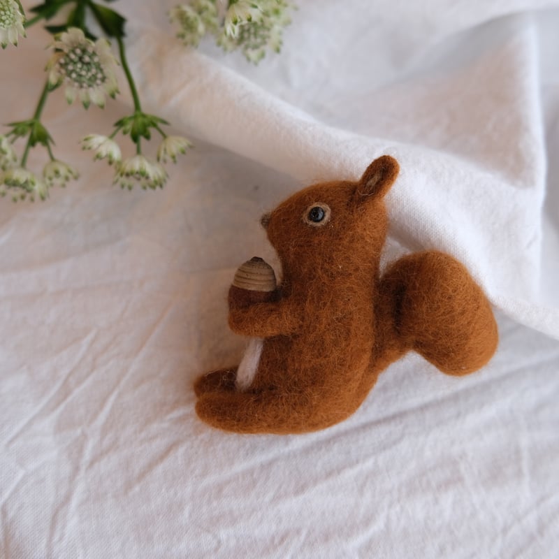 完売＊羊毛フェルトブローチ・リス / nijiiro | リスノ雑貨店