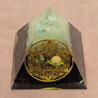 【オカユさんコラボ記念商品】米×桃入り🍚🍑厄除けのオルゴナイト