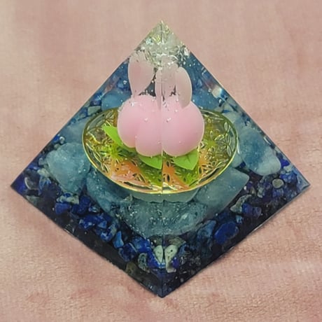 桃うさぎ1匹入り🍑🐇対人運と厄除けのオルゴナイト