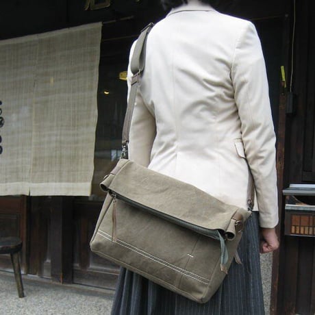 rena 豊岡(レナ　トヨオカ）cheviot(チェビオット）六号蝋引き帆布・バイオ加工・口折りショルダー（rj-303-A）【豊岡製品】 【倉敷児島製帆布】