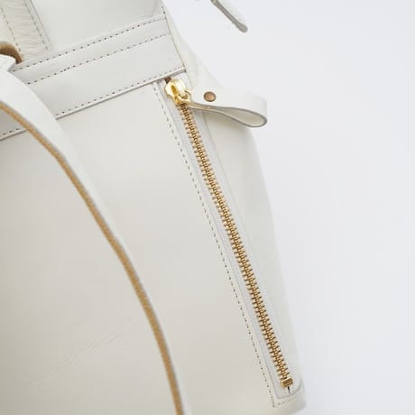 【日本製】【rena -iris  made in japan】〔rena-white　collection〕牛革製品・オイルヌメ・牛革コンパクトリュック  ir-2817